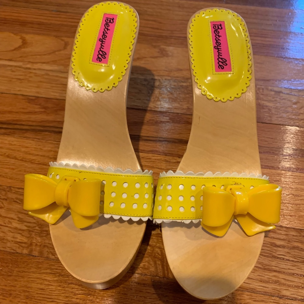 RARE Betsey Johnson Yellow Heels with Bow